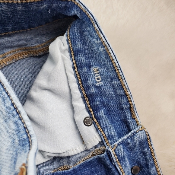 American Eagle Distressed Midi Shorts 0 - Picture 5 of 7